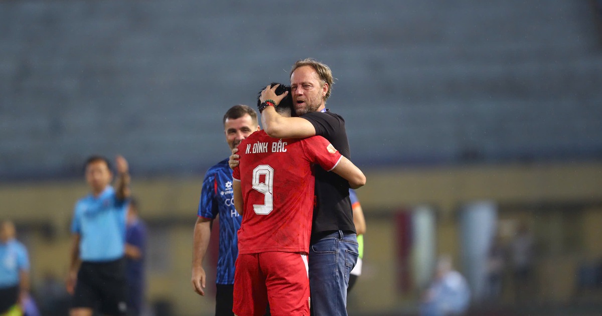 HLV Polking sắp có danh hiệu VĐQG đầu tiên