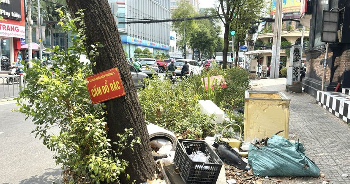 Rác tràn lan dù có biển cấm