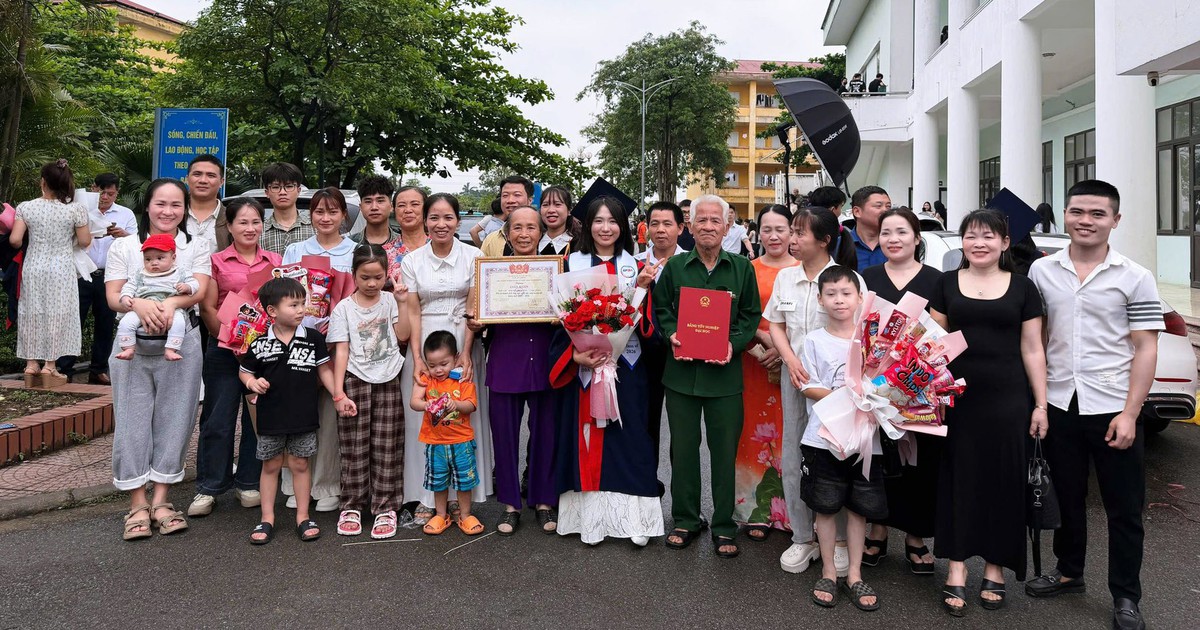 Nữ thủ khoa ‘gây bão mạng’ khi đưa 29 người thân đi dự lễ tốt nghiệp