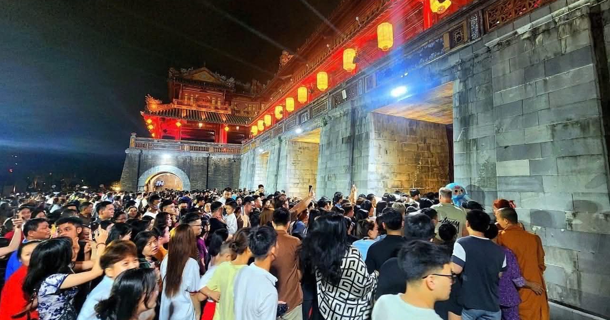 Nghỉ lễ Giỗ Tổ, biển người chen chân vào Đại nội Huế tạo thành clip viral