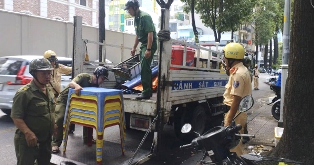 Lấn chiếm vỉa hè trung tâm TP.HCM: Nhiều xe bánh mì, tủ nước mía bị tạm giữ