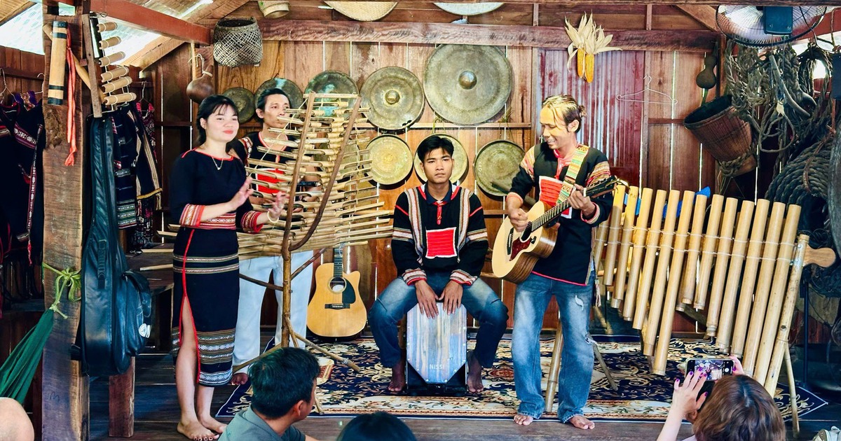 Chàng trai Việt - Lào 'thắp lửa' du lịch Buôn Đôn