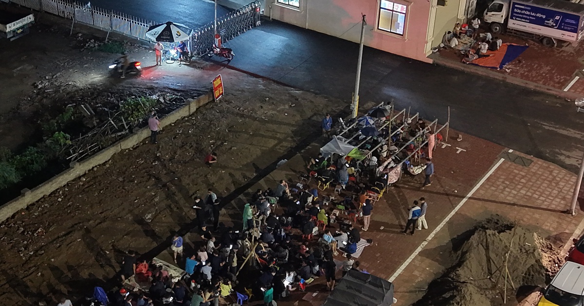 Hà Nội tái diễn cảnh hàng trăm người xếp hàng xuyên đêm mua nhà ở xã hội