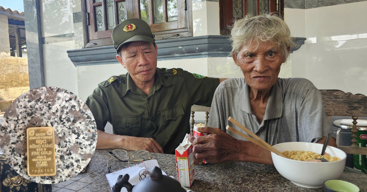 Cụ ông đi lạc trong rừng keo kiệt sức: Trên người có thỏi kim loại nghi vàng SJC