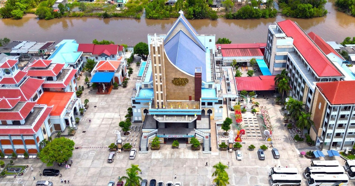 Trước lễ tuyên phong Chân phước, nhà thờ Tắc Sậy đón lượng lớn người hành hương