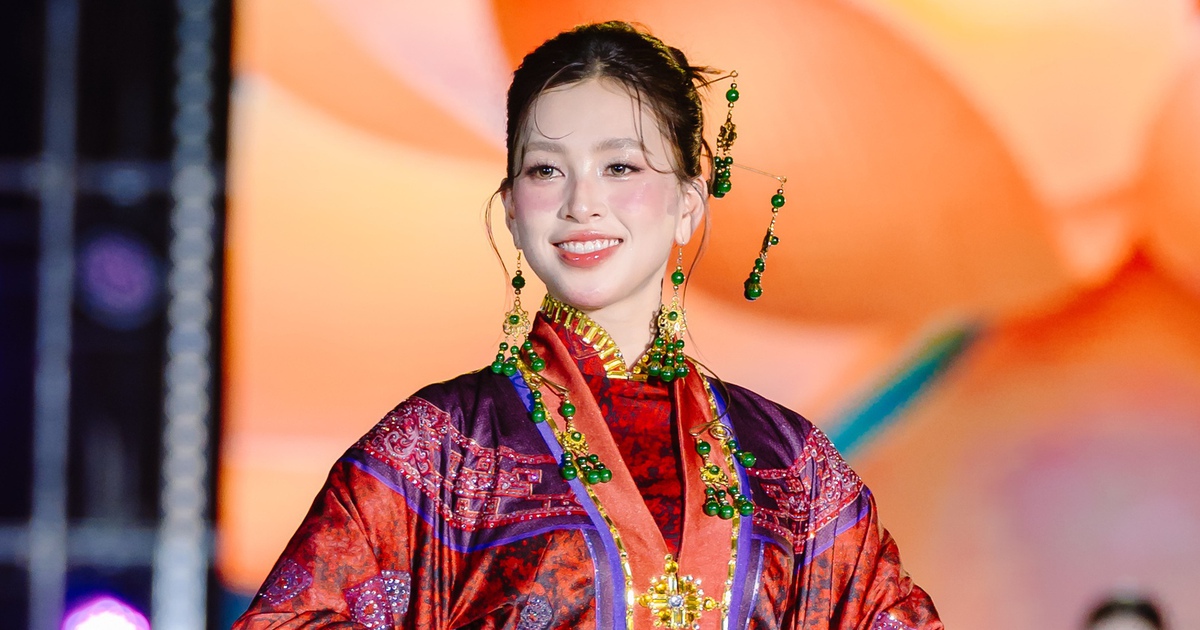 Nhan sắc Hoa hậu Tiểu Vy ở tuổi 26