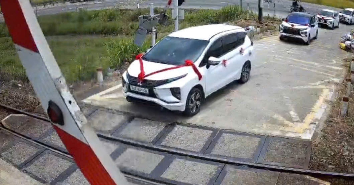 ‘Liều mình’ vượt đèn đỏ băng qua đường sắt, tài xế xe đám cưới bị phạt nặng
