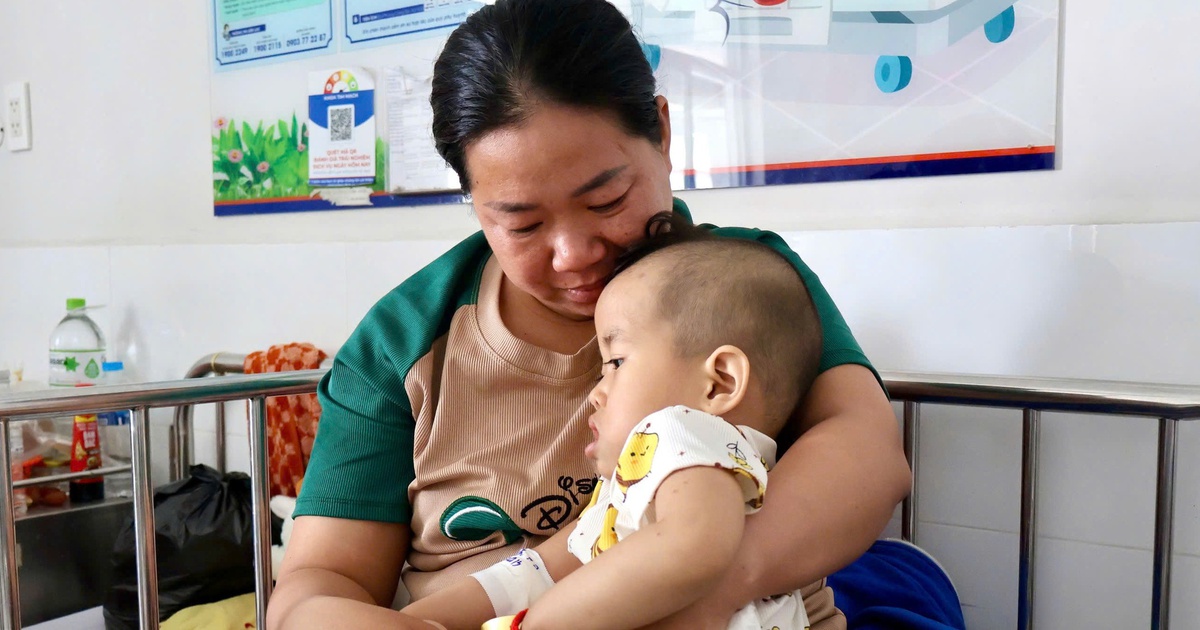 Con muốn sống: Bé 3 tuổi mắc bệnh hiếm, chị đi làm xa phụ cha mẹ cứu em