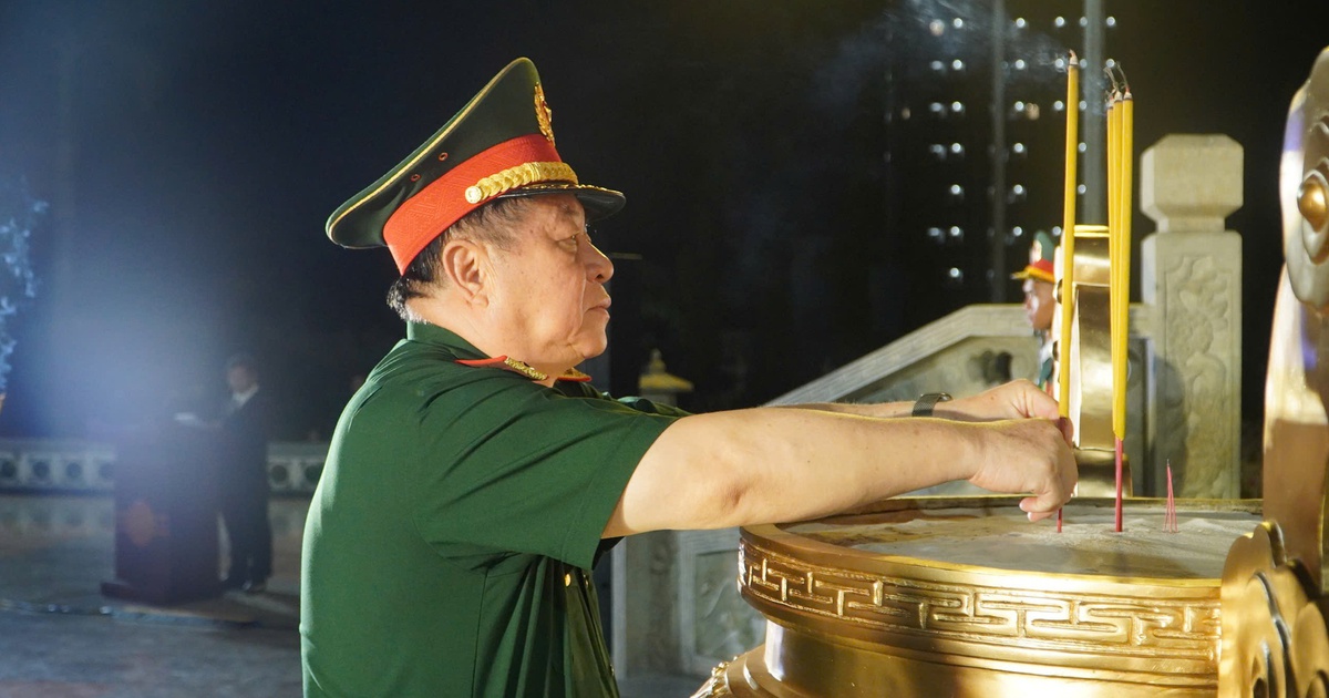 Đại tướng Nguyễn Trọng Nghĩa viếng nghĩa trang, thăm gia đình chính sách tại Gia Lai