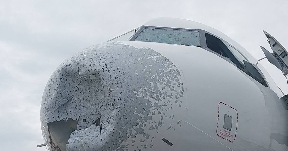 Những bức ảnh đáng sợ khi máy bay gặp mưa đá giữa không trung