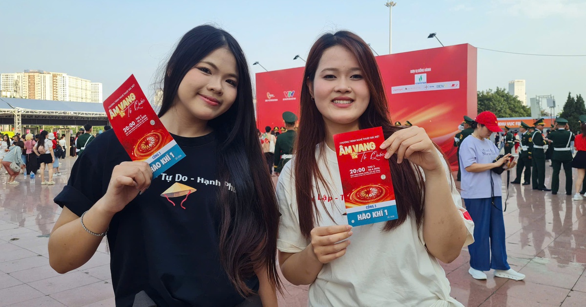 'Âm vang Tổ quốc': Mỹ Đình đông khán giả từ sớm, nhiều người săn vé thành công