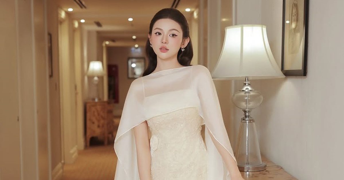 Hè đến, chị em cứ diện trang phục sáng màu là vẻ ngoài lập tức trẻ trung