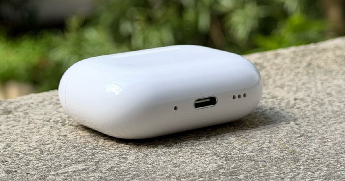 Những lỗ tròn nhỏ dưới đáy hộp sạc AirPods có công dụng gì?