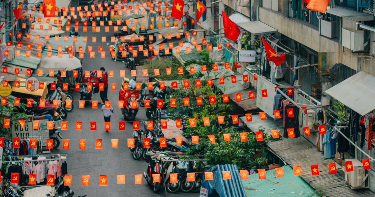 TP.HCM rợp sắc cờ Tổ quốc dịp lễ 30.4, từ phố lớn đến hẻm nhỏ