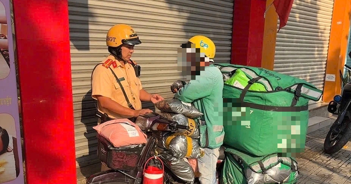 Hơn 1.000 xe máy đi trên vỉa hè bị CSGT TP.HCM phạt nguội: Tra cứu ra sao?