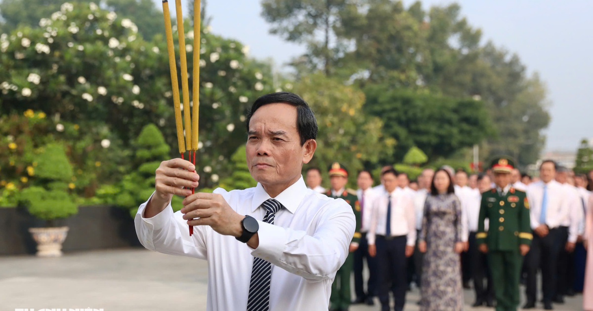 Bí thư Trần Lưu Quang dâng hương tưởng nhớ anh hùng liệt sĩ