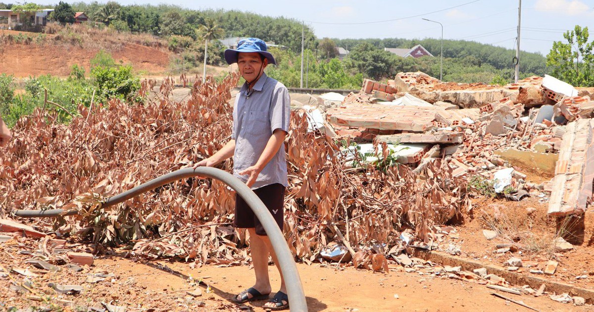 Sống cạnh hồ chứa, người dân vẫn thiếu nước