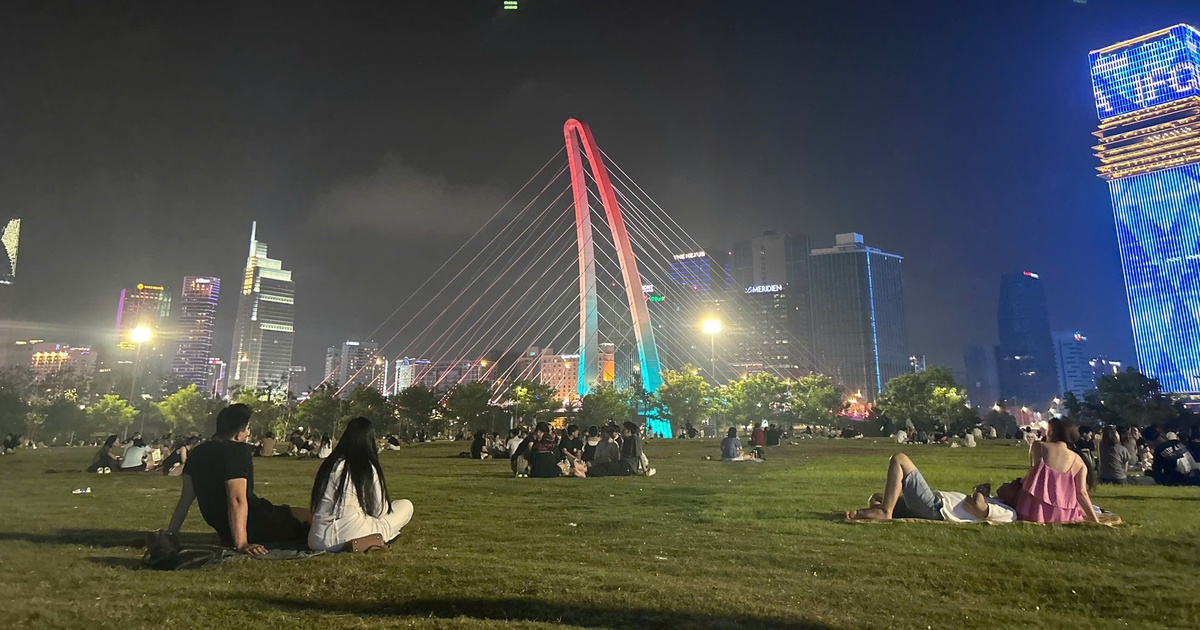 Tại sao 9-10 giờ tối, giới trẻ TP.HCM lại rủ nhau ra công viên?