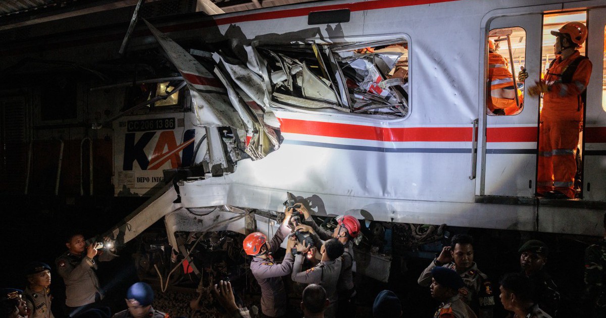 Hai xe lửa đâm nhau gần Jakarta, 7 người chết, nhiều người bị thương