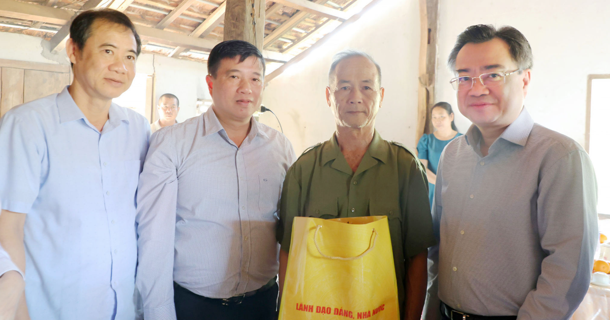 Ông Nguyễn Thanh Nghị thăm các gia đình chính sách tại xã Cư Jút