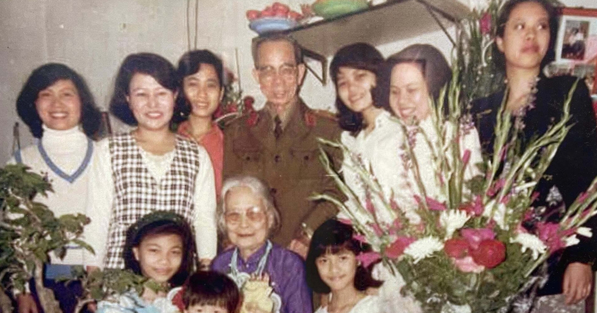 Bữa cơm đoàn tụ sau ngày đất nước thống nhất của gia đình tướng Ba Quốc