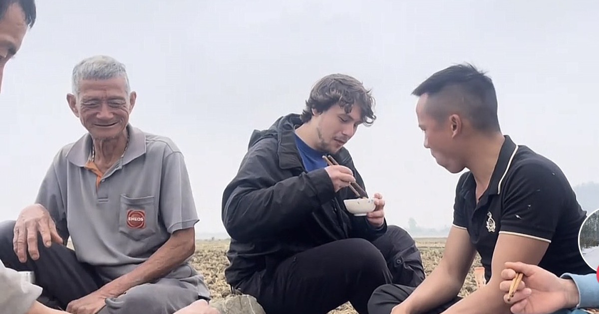 Khách Tây ngồi ăn cơm giữa đồng, bất ngờ xuống trỉa bắp cùng nông dân Việt