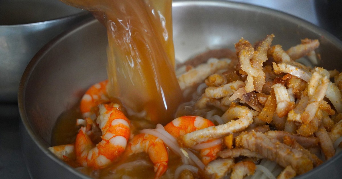 Quán bún nước lèo 40 năm chỉ bán tôm đất: Bà chủ khó tính, sẵn sàng đóng cửa nếu...