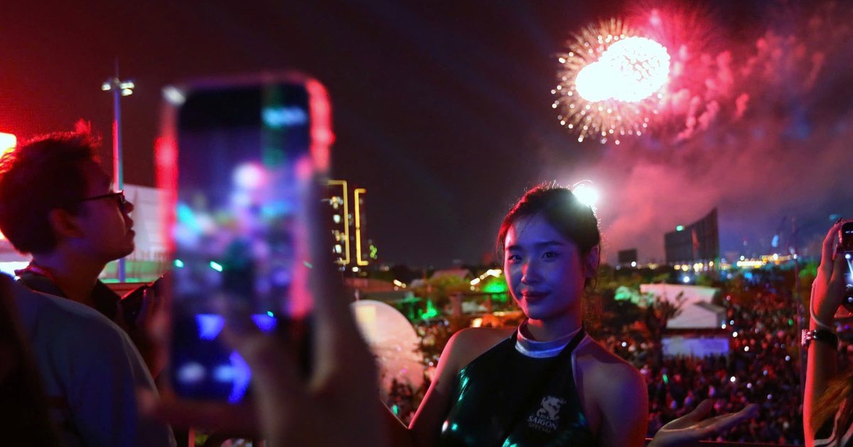 Xem bắn pháo hoa lễ 30.4 ở TP.HCM: Những điểm ngắm đẹp, tránh chen chúc