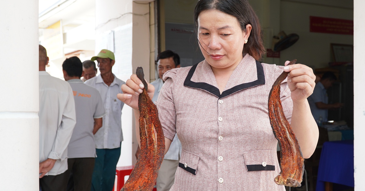 Người dân ở Tân Thành mang cá chết đến cuộc họp, yêu cầu làm rõ nguyên nhân