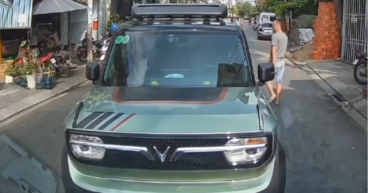 CSGT Phú Lâm phạt tài xế ô tô con đỗ xe ngược chiều lưu thông ở TP.HCM