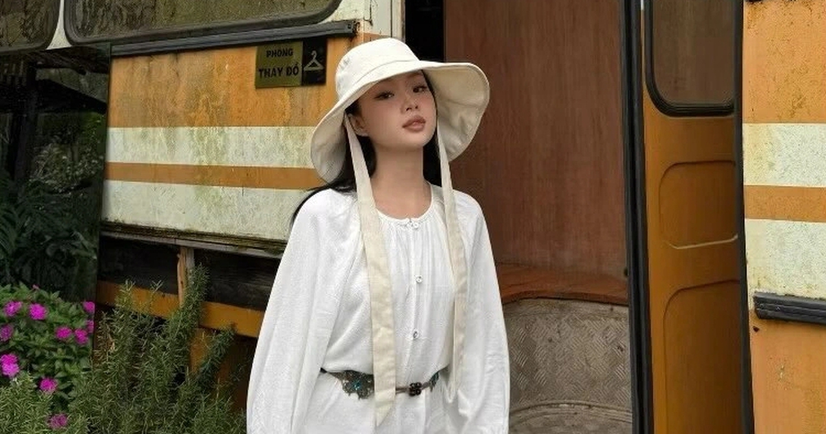 Chút tinh nghịch xuống phố với mũ vành tròn