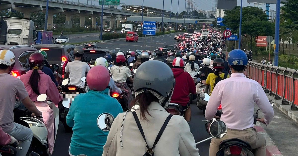 Nhiều người chở hành lý rời TP.HCM, đường sá ken đặc xe trước lễ 30.4 - 1.5