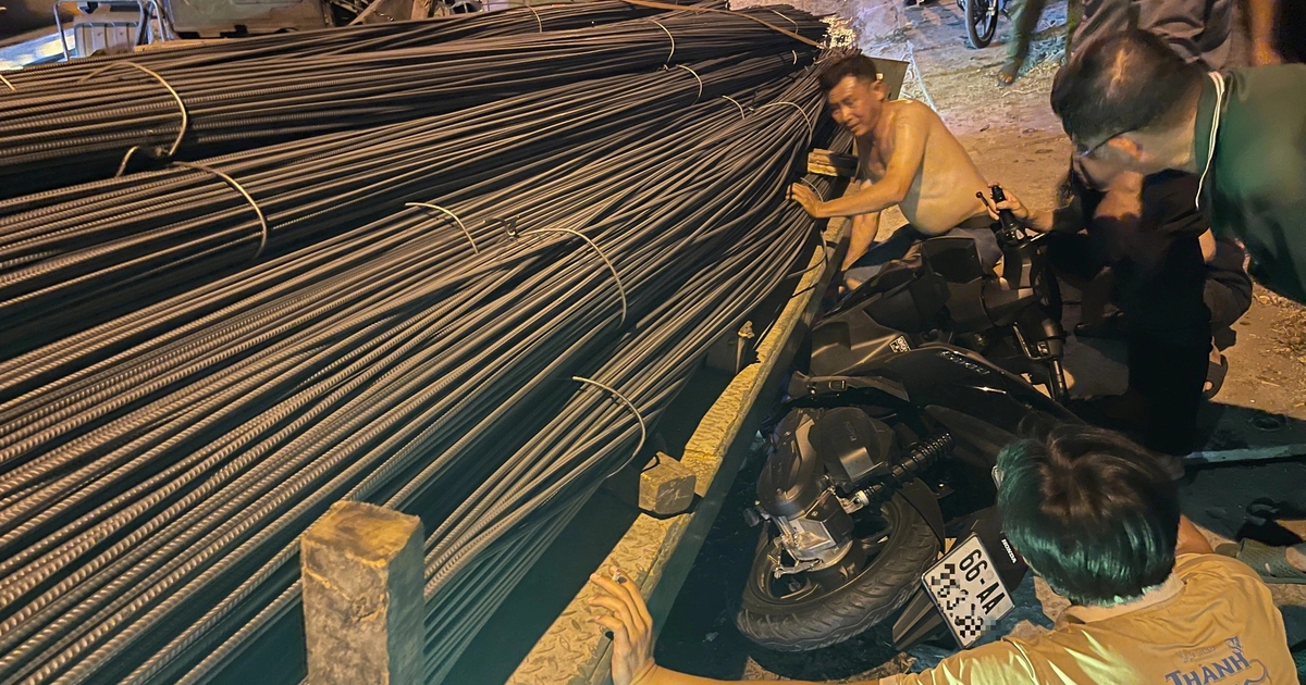 Xe đầu kéo chở thép đè bẹp xe máy trên quốc lộ 1