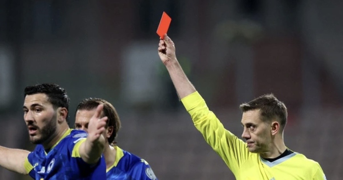 World Cup 2026: Cầu thủ… che miệng khi ‘đấu khẩu’ với đối thủ, trọng tài đuổi khỏi sân lập tức