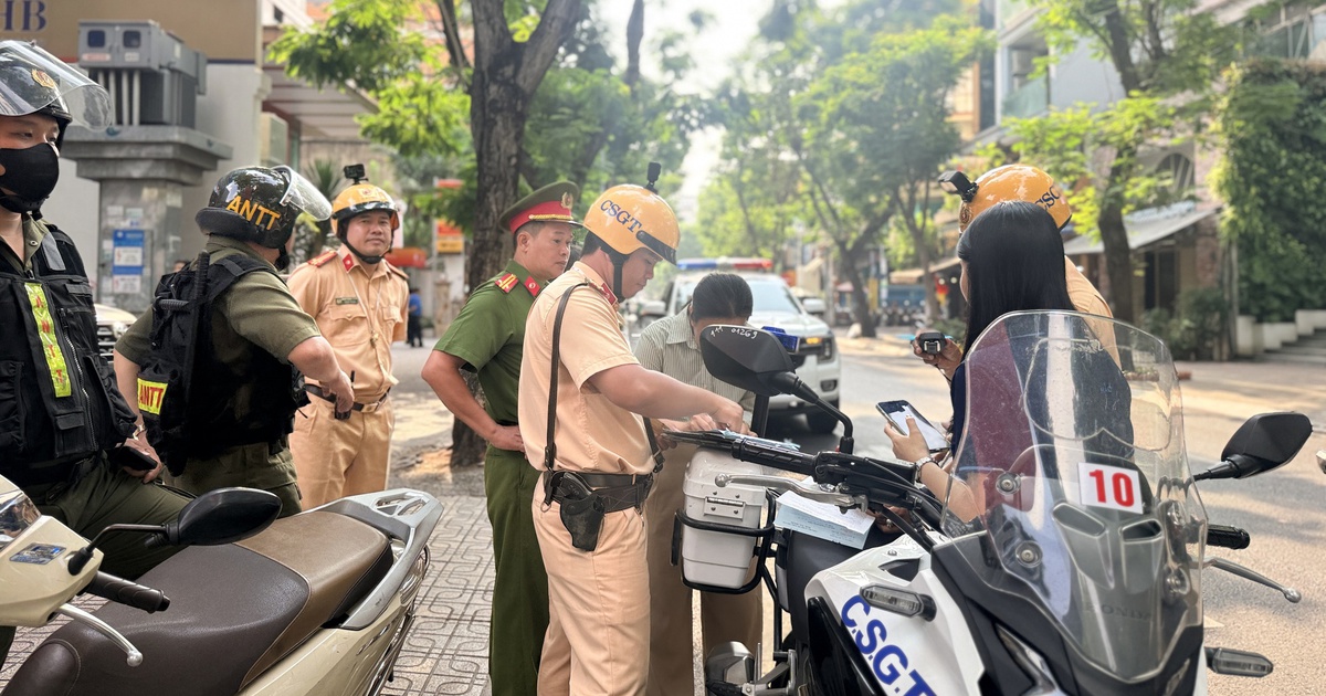 Lấn chiếm vỉa hè, dừng đỗ xe sai tràn lan: CSGT TP.HCM phạt gần 7.800 trường hợp