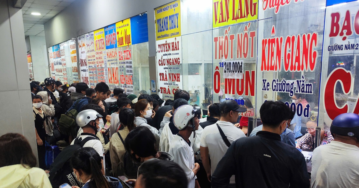 Nghỉ lễ 30.4 - 1.5: Đông đúc tại bến xe Miền tây mua vé về quê