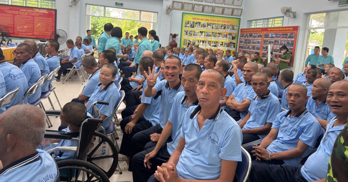 Công an TP.HCM trao 99 thẻ căn cước cho những người từng 'vô danh'