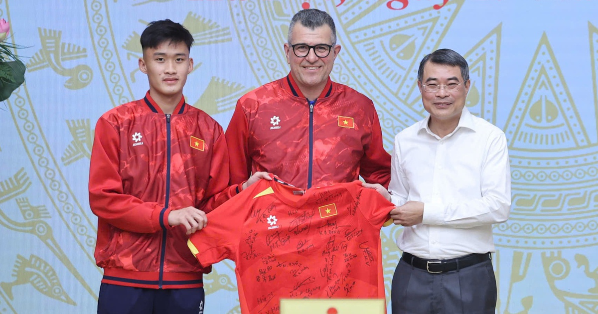 Thủ tướng Lê Minh Hưng gặp mặt, chúc mừng U.17 Việt Nam: ‘Mong đội giành những chiến thắng lớn hơn’