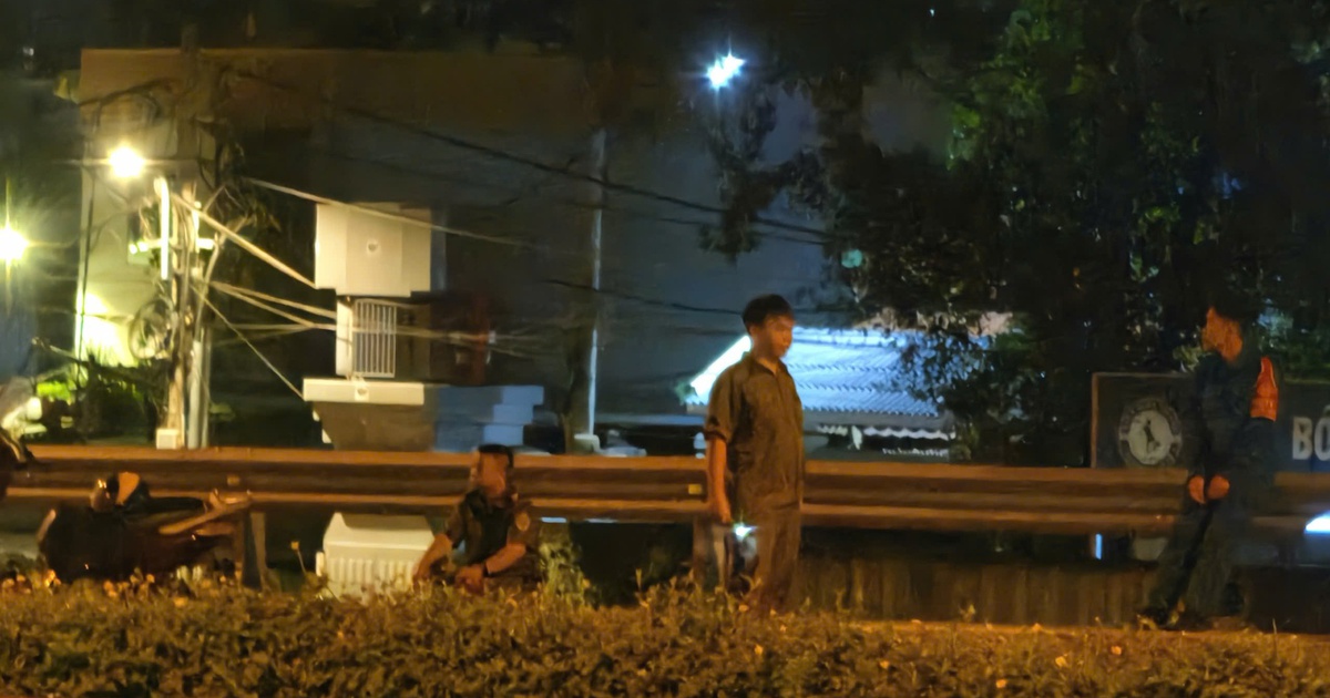 TP.HCM: Ngồi trên đường ray, người đàn ông bị tàu hỏa tông tử vong