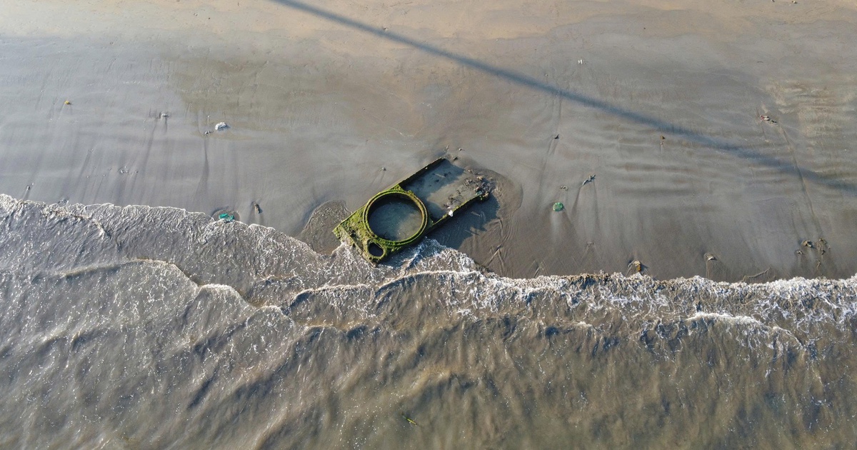 Quân đội tổ chức trục vớt xác xe tăng ở bãi biển Quy Nhơn