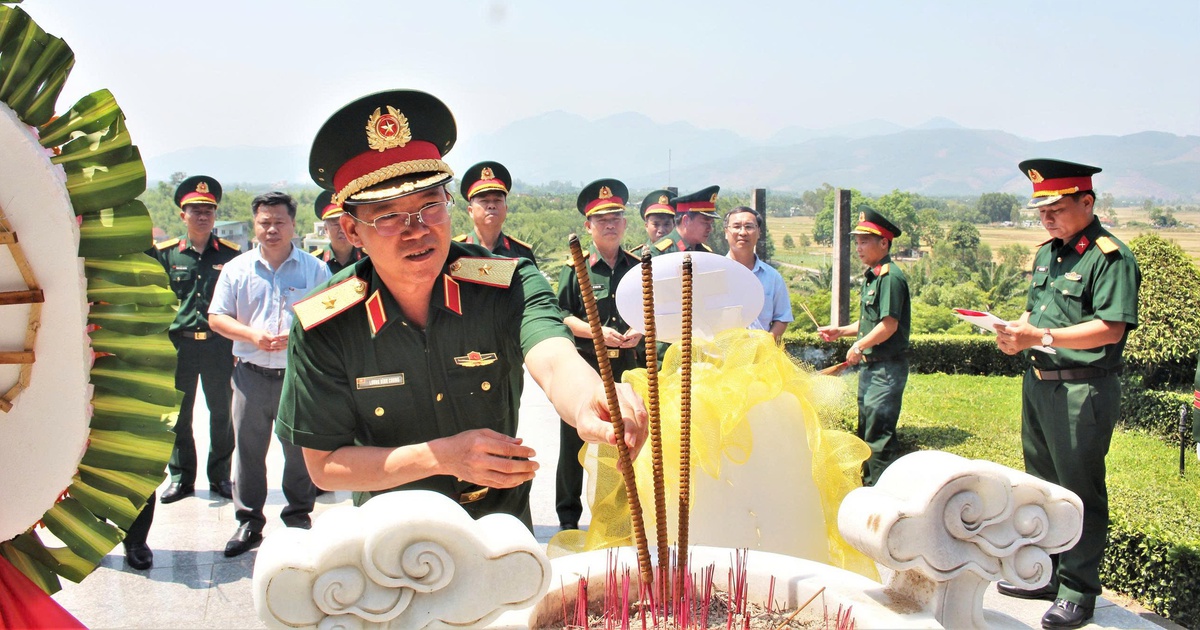 Quân khu 5 dâng hương tại các 'địa chỉ đỏ' ở Quảng Ngãi