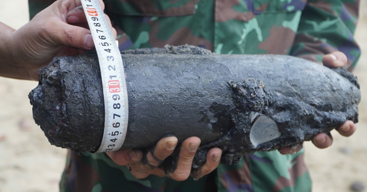 Phát hiện nhiều đạn pháo, súng ống khi trục vớt xác xe tăng ỏ biển Quy Nhơn