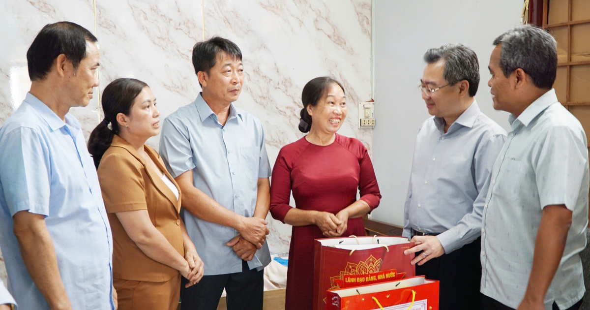 Ông Nguyễn Thanh Nghị thăm, tặng quà cho Mẹ Việt Nam anh hùng ở Quảng Ngãi