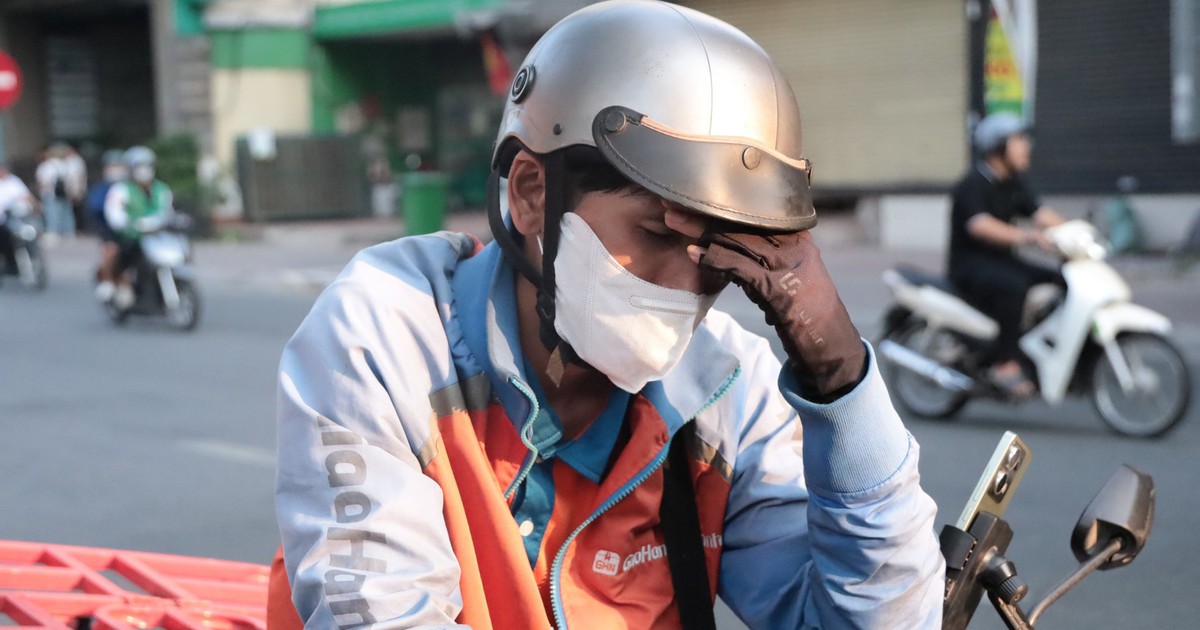 Mưu sinh dưới nắng nóng ở TP.HCM: Uống nước liên tục vẫn kiệt sức