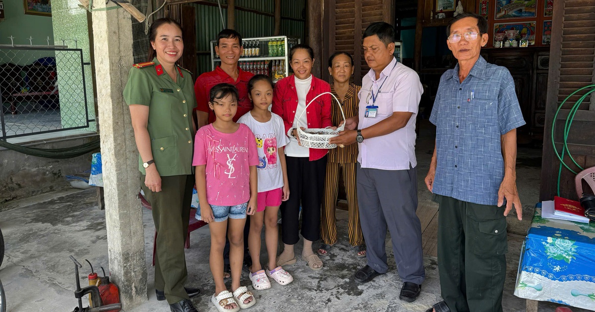 T&ocirc;ng tr&uacute;ng hai r&aacute;i c&aacute;, thanh ni&ecirc;n C&agrave; Mau giao nộp cơ quan c&ocirc;ng an