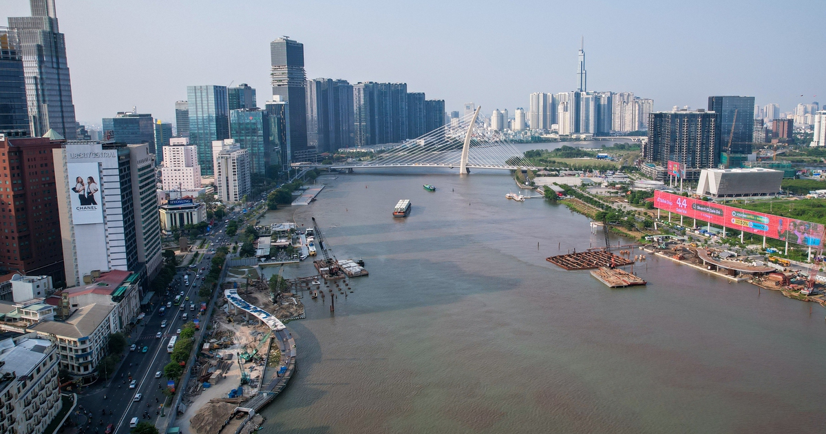 Cầu đi bộ nghìn tỉ qua sông Sài Gòn dần thành hình sau một năm thi công