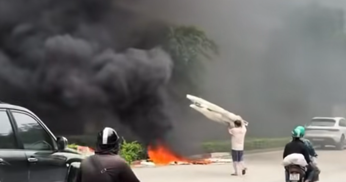 Phạt người đốt r&aacute;c tạo kh&oacute;i đen bao tr&ugrave;m cầu Thăng Long