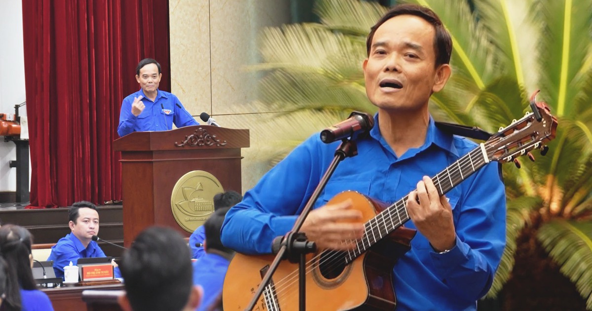[VIDEO] Bí thư Thành ủy Trần Lưu Quang ôm đàn hát 'Con đường đến trường' tặng thanh niên