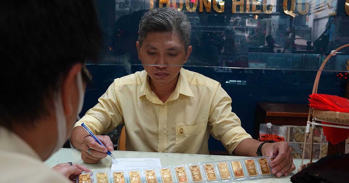 "Ôm" vàng vẫn lỗ