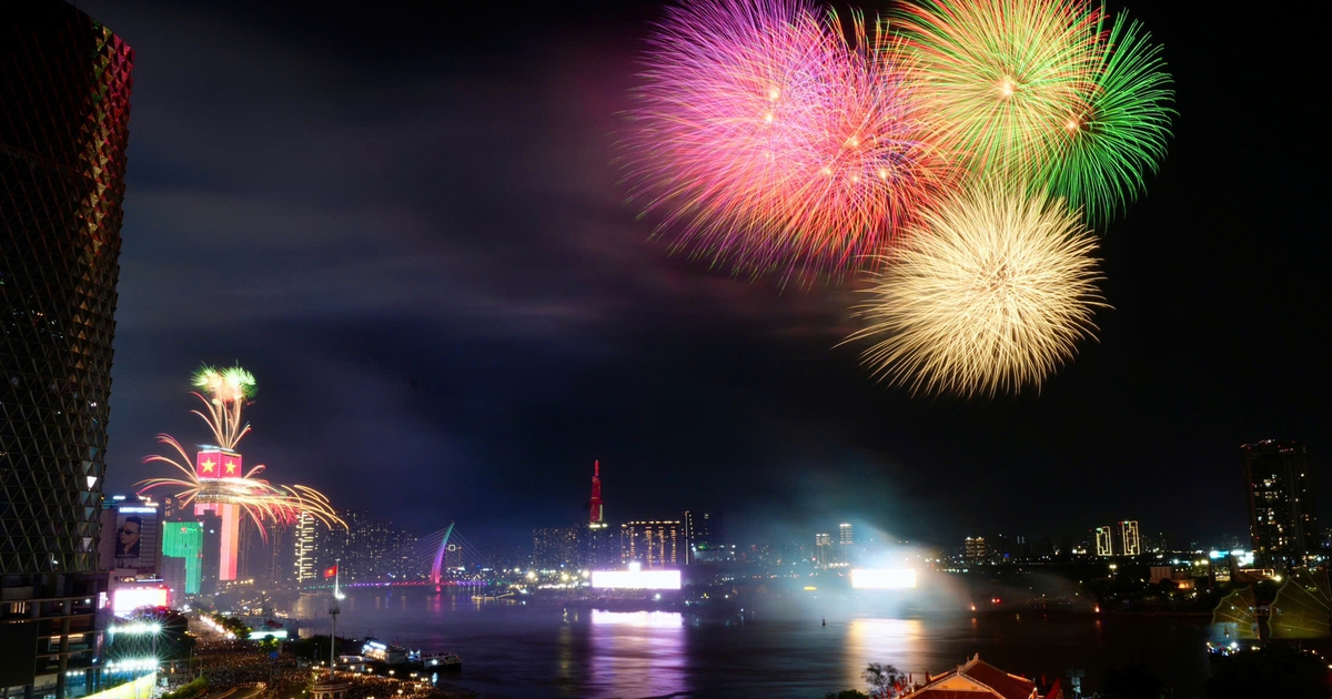 TP.HCM rực sáng pháo hoa chào mừng 51 năm đất nước thống nhất